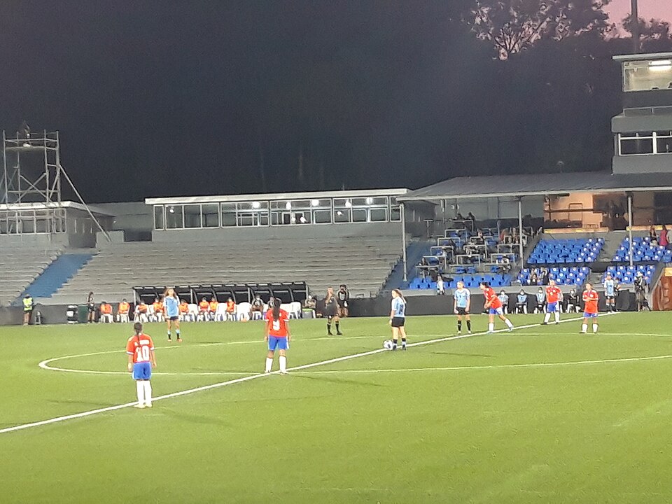 Delantero atacando el espacio en un estadio lleno