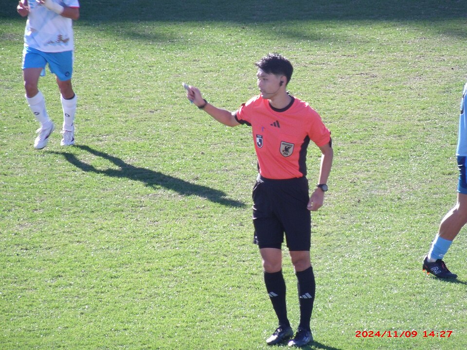 Hinchas viendo un clásico de fútbol en un bar deportivo