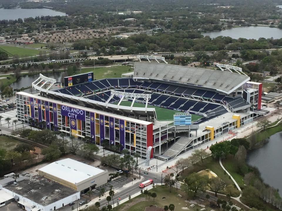 Vista aérea de un estadio durante un partido nocturno
