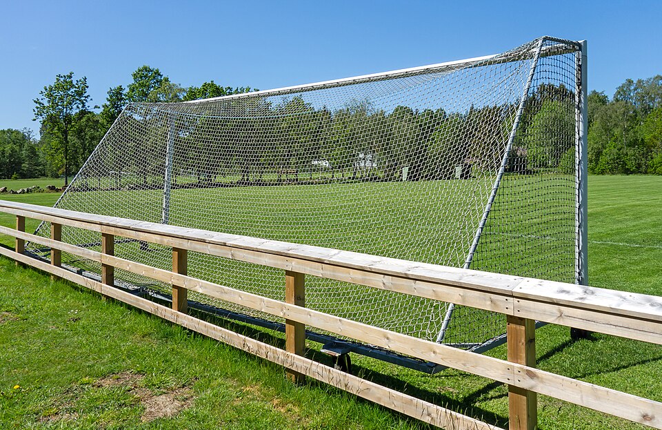 Primer plano de un saque de esquina en un partido de fútbol